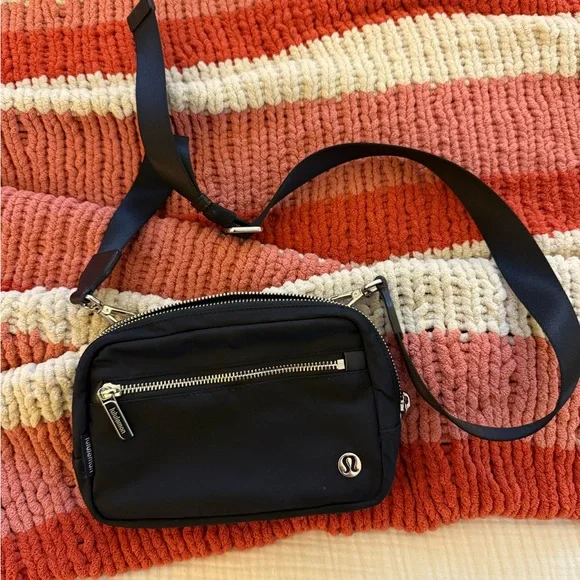 lululemon athletica Black Crossbody Bag - Picture 1 of 8